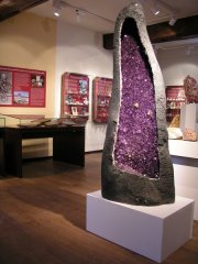 9 Mineralausstellung mit Amethyst aus Brasilien.jpg